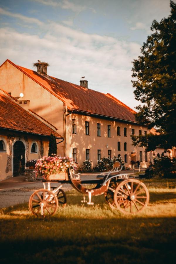Slokenbekas Muiza Hotel Milzkalne Bagian luar foto